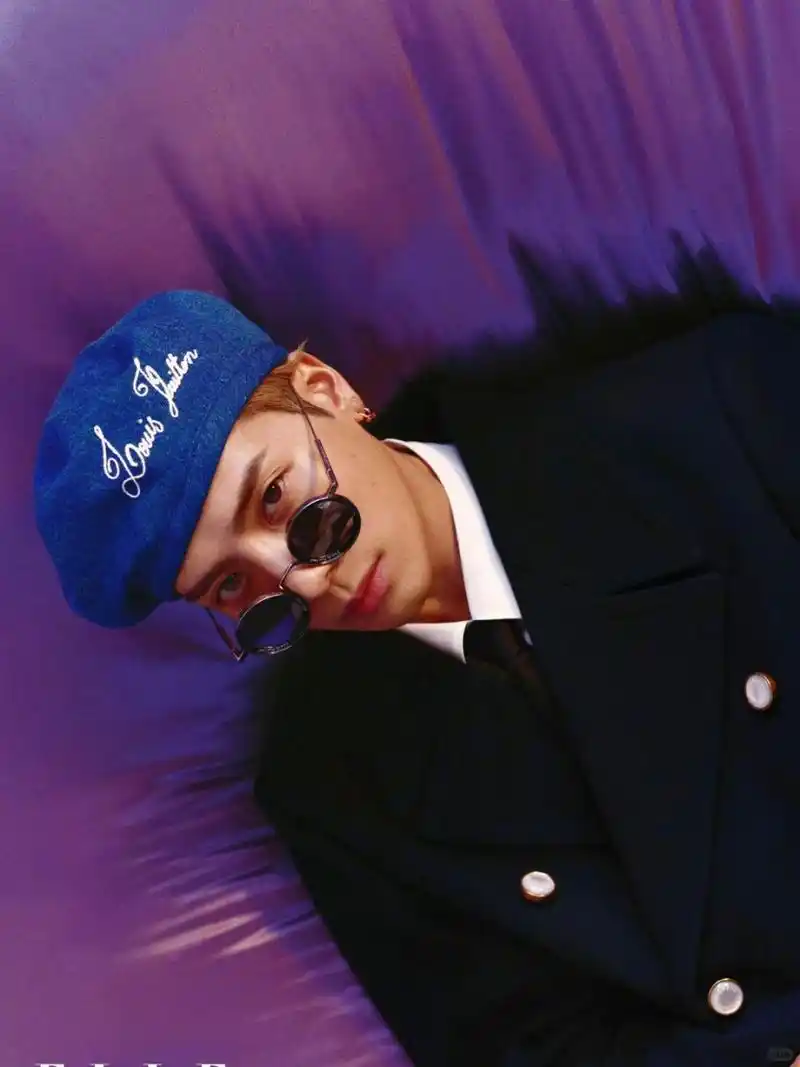 瞧这新照,王嘉尔简直是帅气逼人!