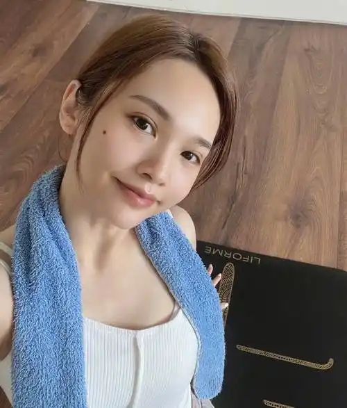 杨丞琳一身健身服元气十足素颜对镜头笑俏皮可爱