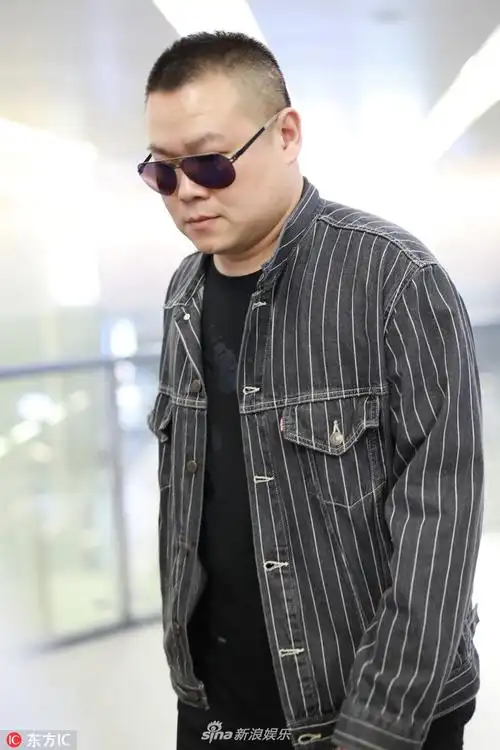 组图:岳云鹏机场打哈气忙用胳膊遮住 "小岳岳"也有偶像包袱