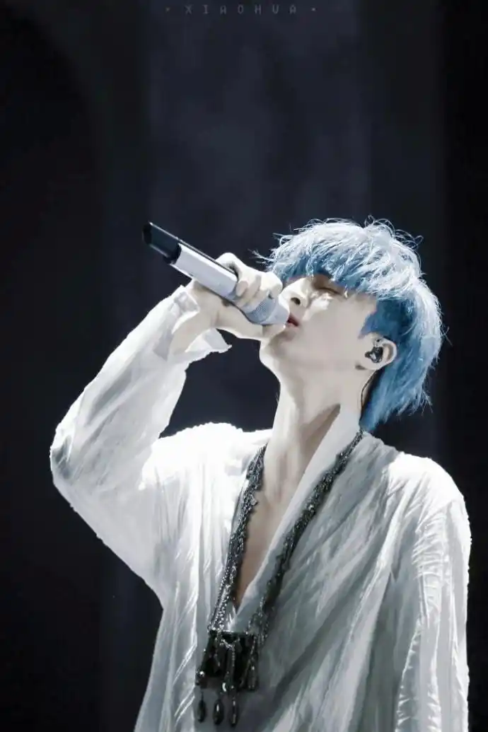 薛之谦分享180731赤橙黄绿青蓝紫七彩的谦谦美若仙子等你pick