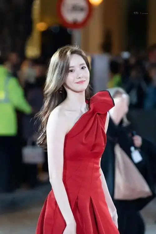 澳门影展红毯:林允儿一袭红裙惊艳亮相,韩国欧尼日常这样搭配