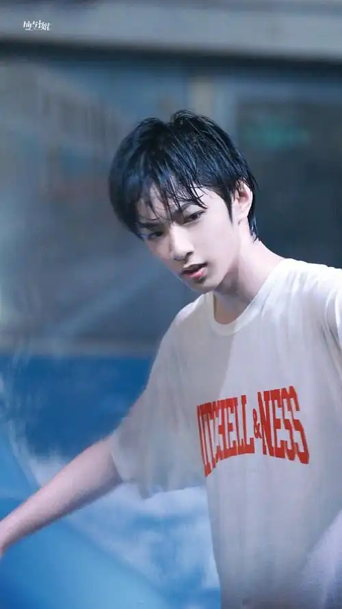 刘耀文刘宇撞衫#好羡慕刘耀文的身材颜值,又高腿又长,身高183腿长114