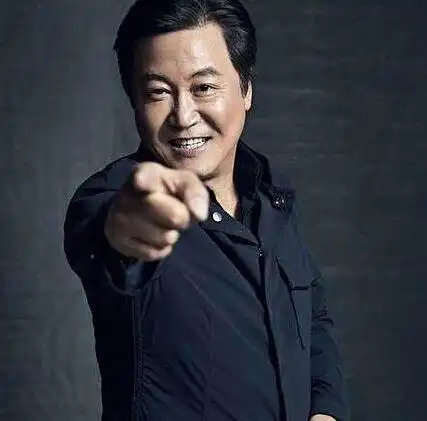 赵宝刚翻包合作流量明星翻包视频植入营销效果如何明星翻包合作流程有