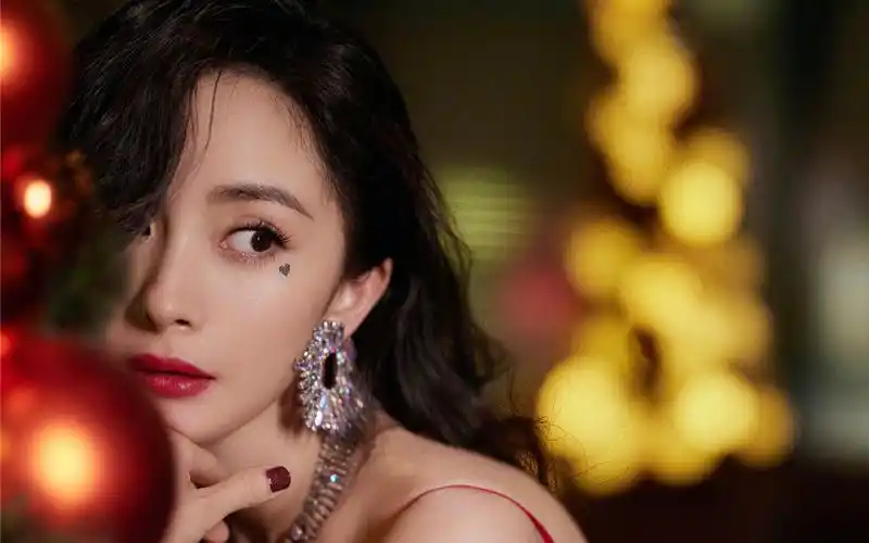 杨幂吊带红裙妩媚性感壁纸(3)