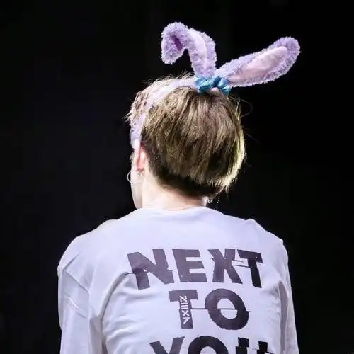 看背影就很心动的男孩子#justin黄明昊背影杀,身段超绝的酷boy昊!