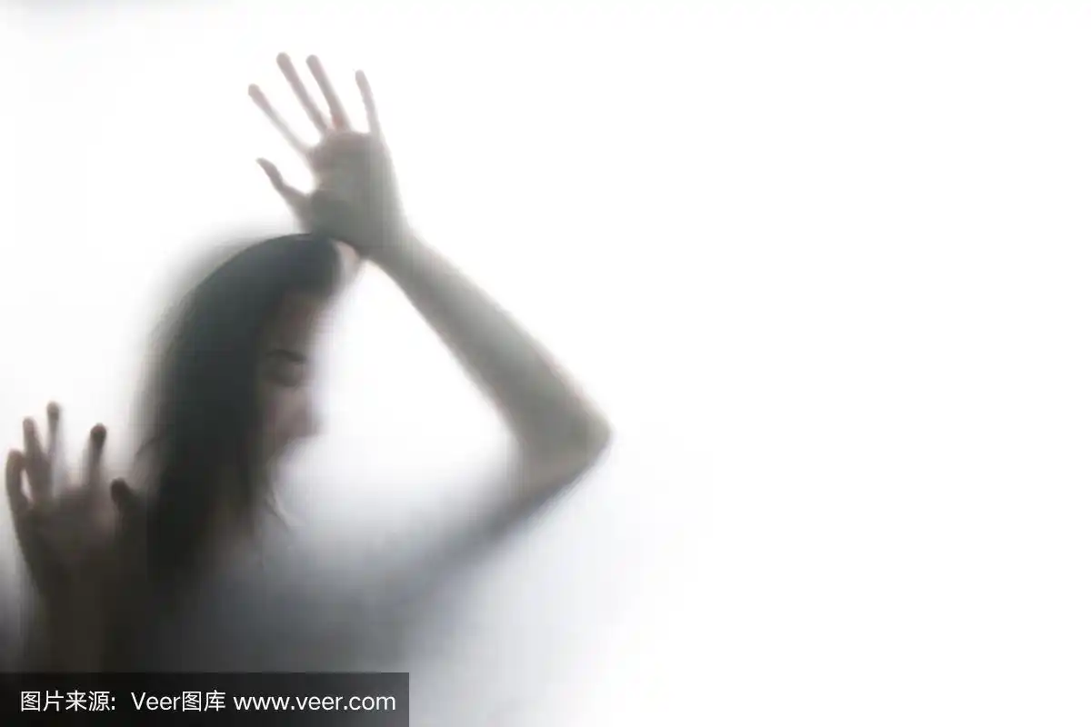 磨砂玻璃上的人影