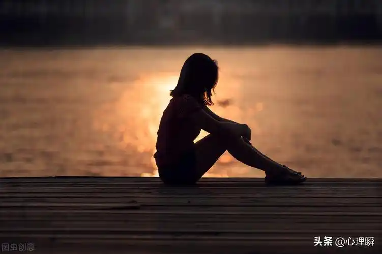 空气里只留下一句颤抖的声音:女孩瞬间泪目,转身离开,接着,又被追问