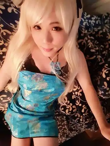 伪娘女装子堂: 梳理眉间发梢, 如山涧流泉潺潺悦耳