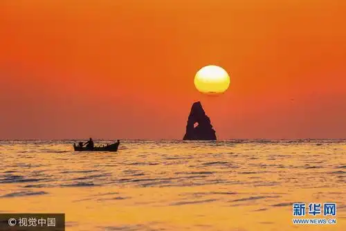 青岛石老人海上日出美如画 场面壮观
