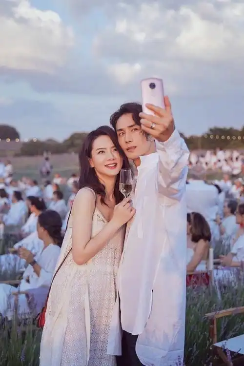 爱情该有的样子——戚薇李承铉甜蜜结婚照__凤凰网