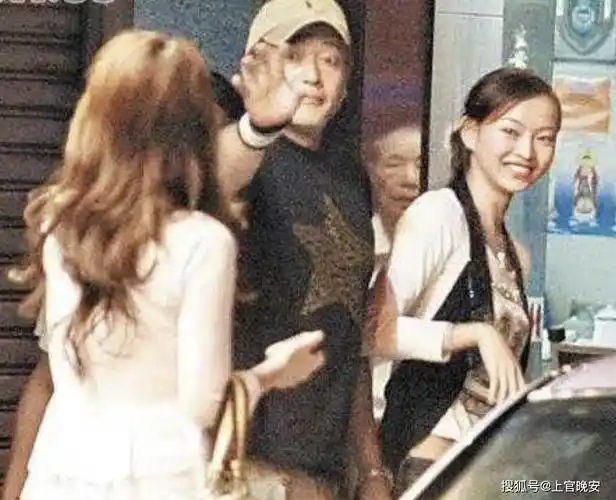 和魏骏杰谈恋爱的时候张利华挺高调的,又是让魏骏杰到她学校给在参加