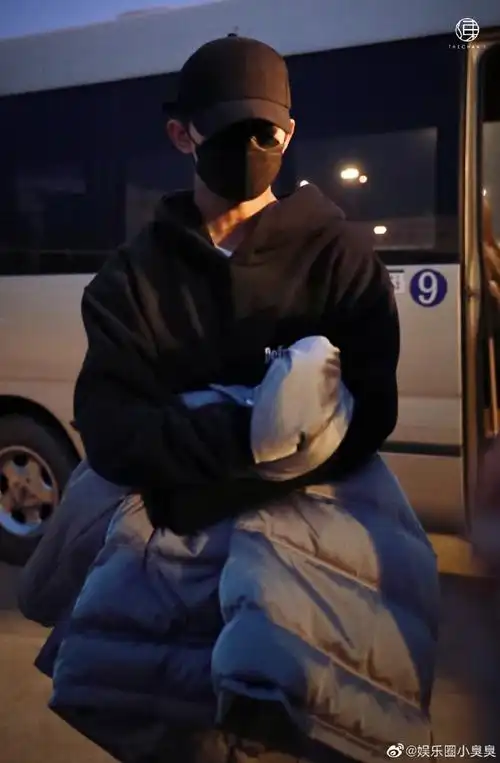 易烊千玺武汉#易烊千玺机场饭拍,新鲜烊来啦黑色连帽卫衣帅气十足