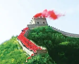 随着五色狼烟在长城烽火台的升起,代表奥运五环的巨型彩环依