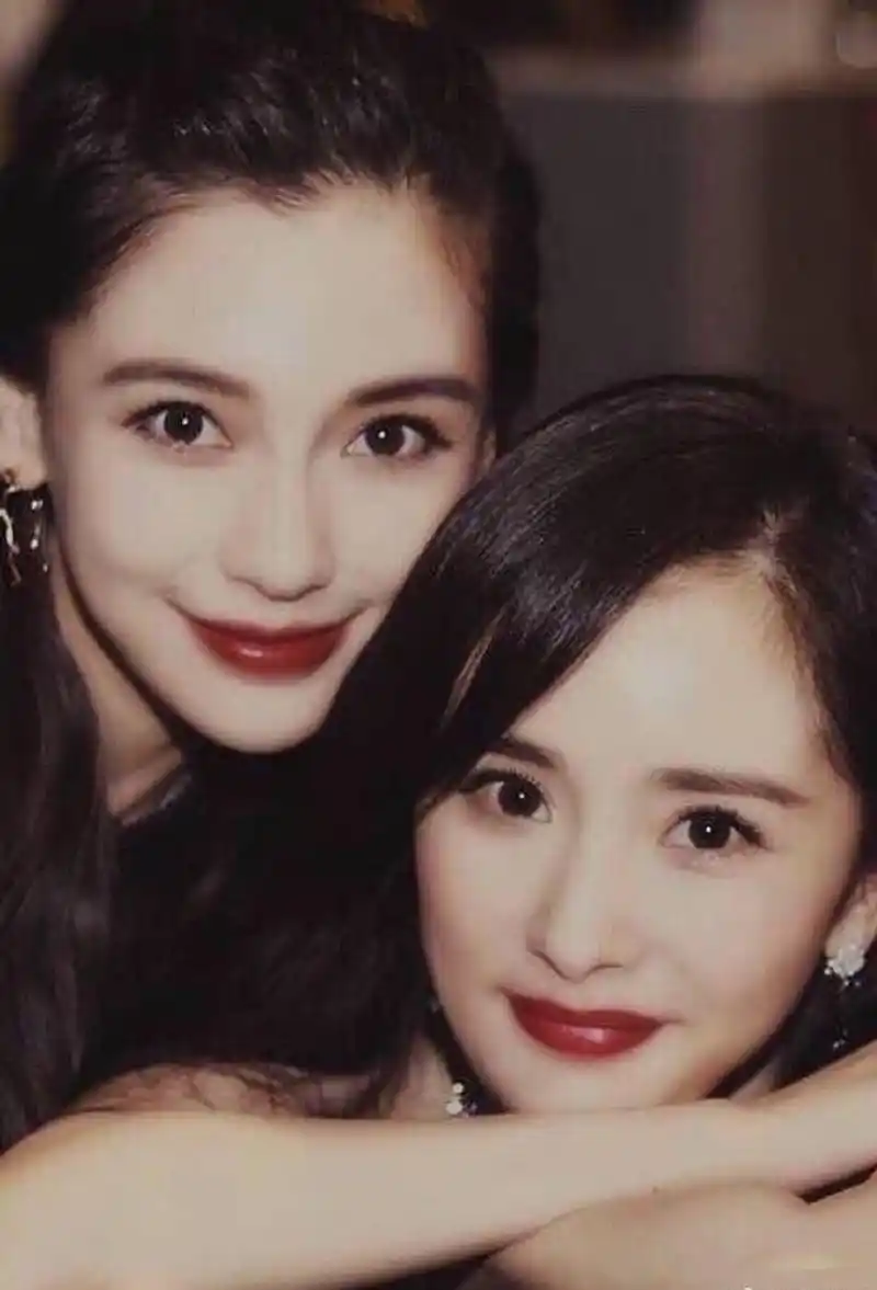 好姐妹默契足!杨幂杨颖撞衫蓝绿拼接运动上衣