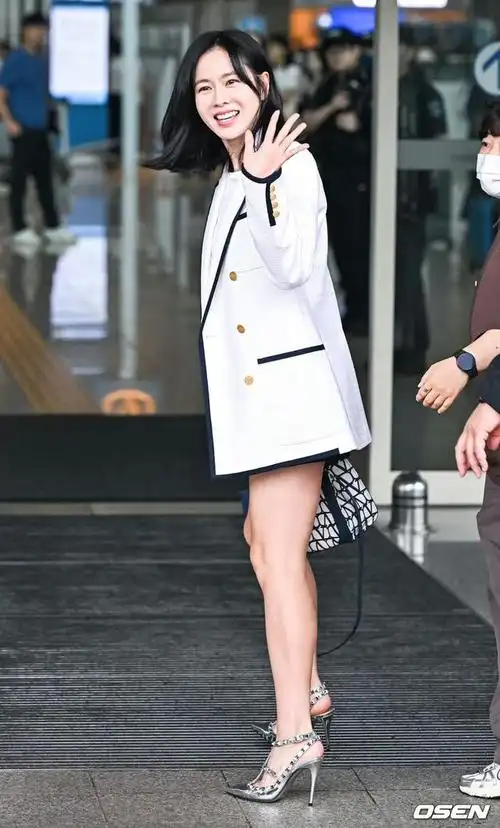 升级当妈妈后的孙艺珍美貌依旧,可爱的机场照