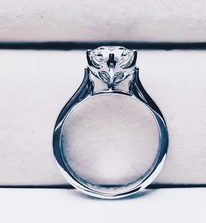 周大福天鹅钻戒