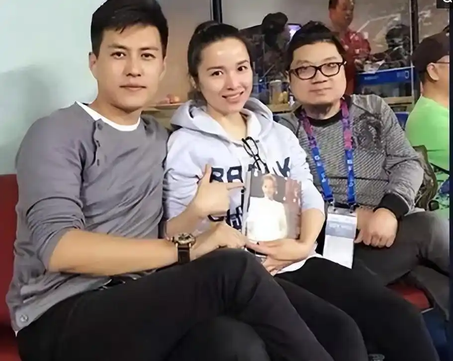 靳东家庭照曝光!外甥女长相精致不输明星,亲妹妹和他共用一张脸