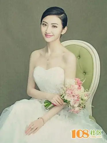 景甜穿白婚纱登封面 端庄脱俗幸福洋溢