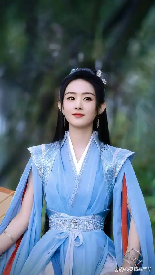 赵丽颖古装亮相,高贵典雅气质惊艳全场 赵丽颖身穿华丽的古装,头戴