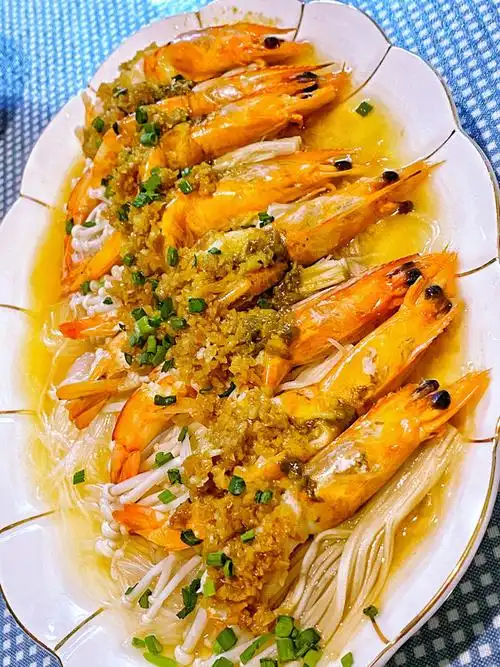 lemonery做的简单的蒜蓉粉丝蒸白虾