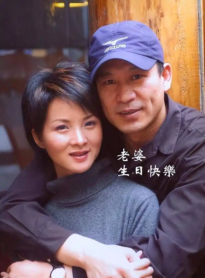 谢兰和丈夫坚持丁克,39岁意外得子后,才感受到家庭圆满的幸福_父母