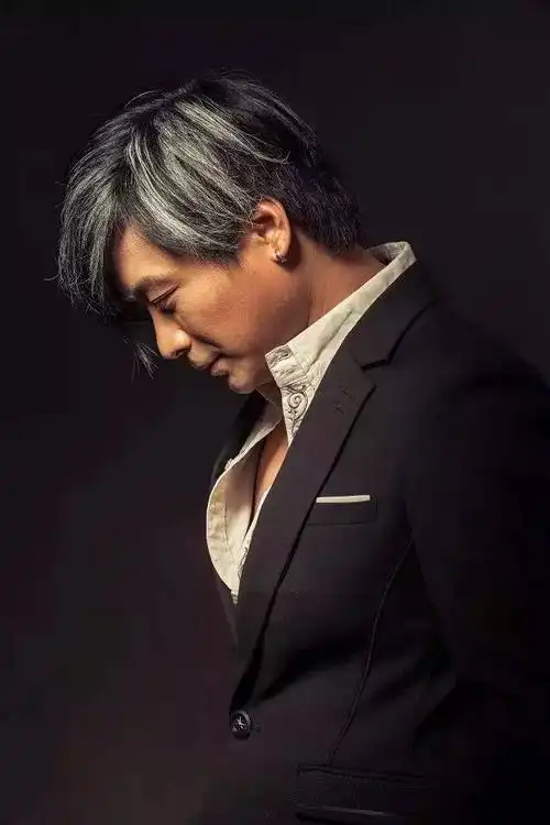 王杰也老了,台上台下判若两人,早已不如当年那么帅气!