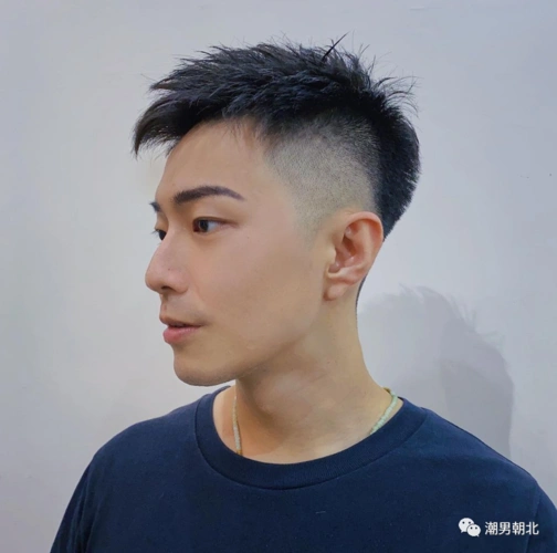 边短中长的发型很帅气造型时髦个性20岁以上男生可尝试