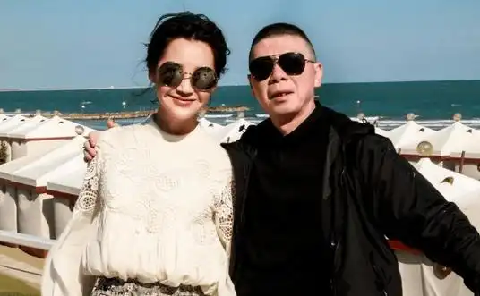 华晨宇与大21岁的许晴恋情曝光,两人竟已同居?