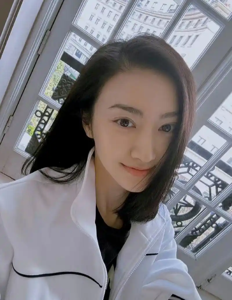 景甜素颜自拍照,运动服 短发好甜好飒!