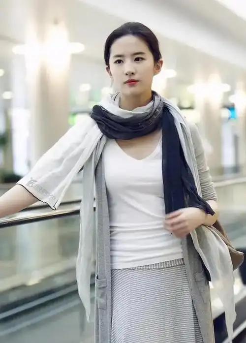 盘点刘亦菲早些年的"土味"穿搭,完全凭借这张脸力挽狂澜啊!