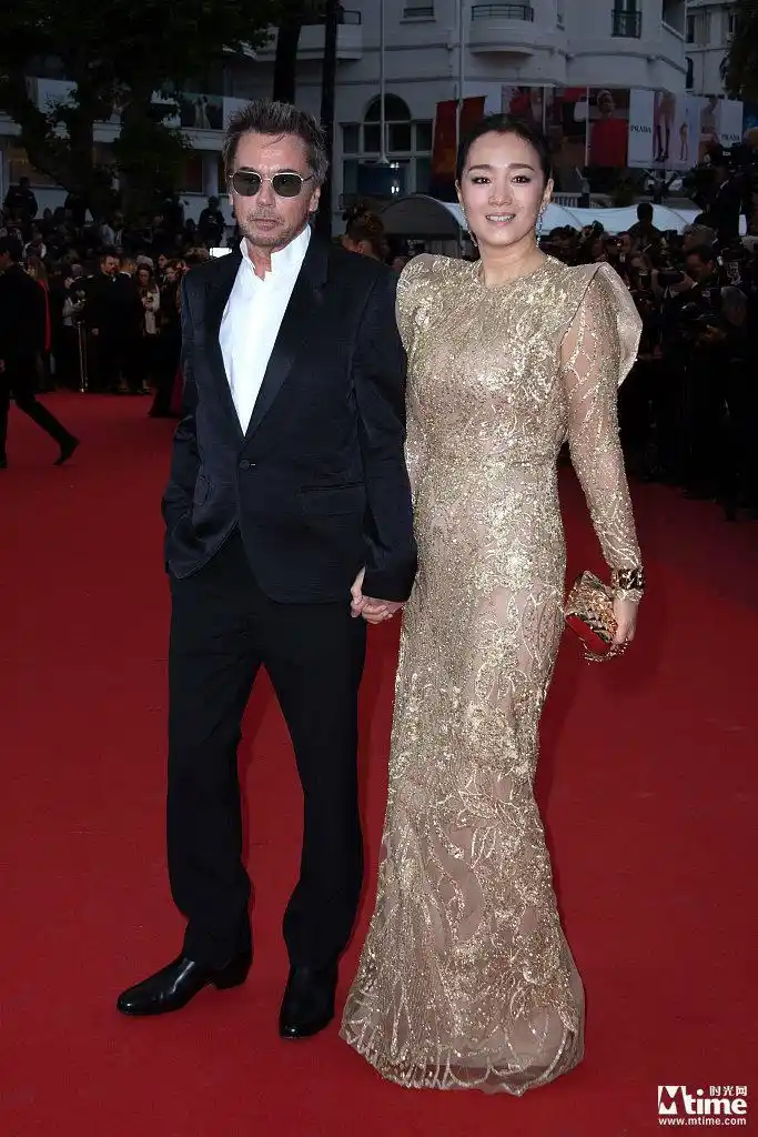 巩俐与老公戛纳甜蜜牵手大撒狗粮