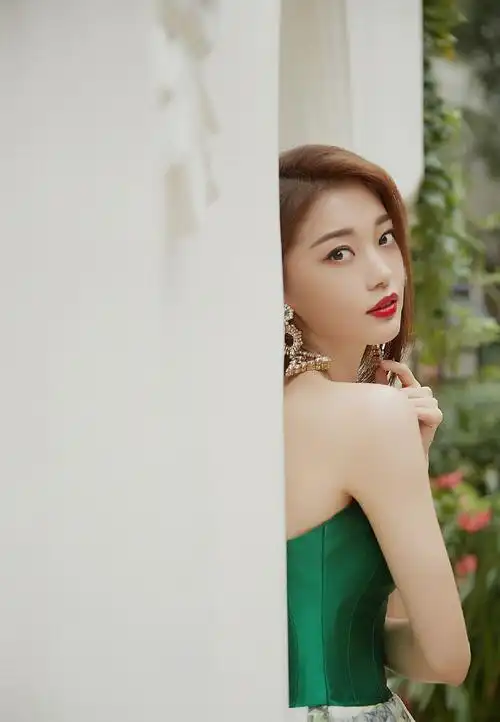 明星图片 大陆 女 田依桐 > 田依桐抹胸花卉长裙性感写真图片(7/9)