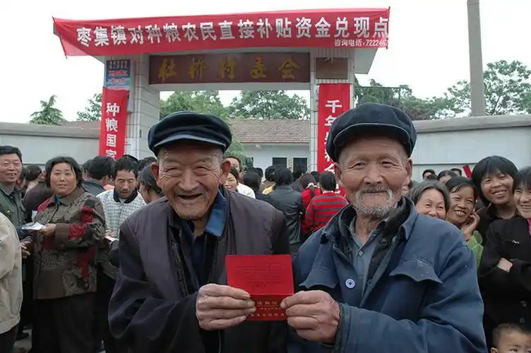 老汉乐开花2005年5月12日在鹿邑县枣集镇杜桥村拍.    焦改荣 摄影