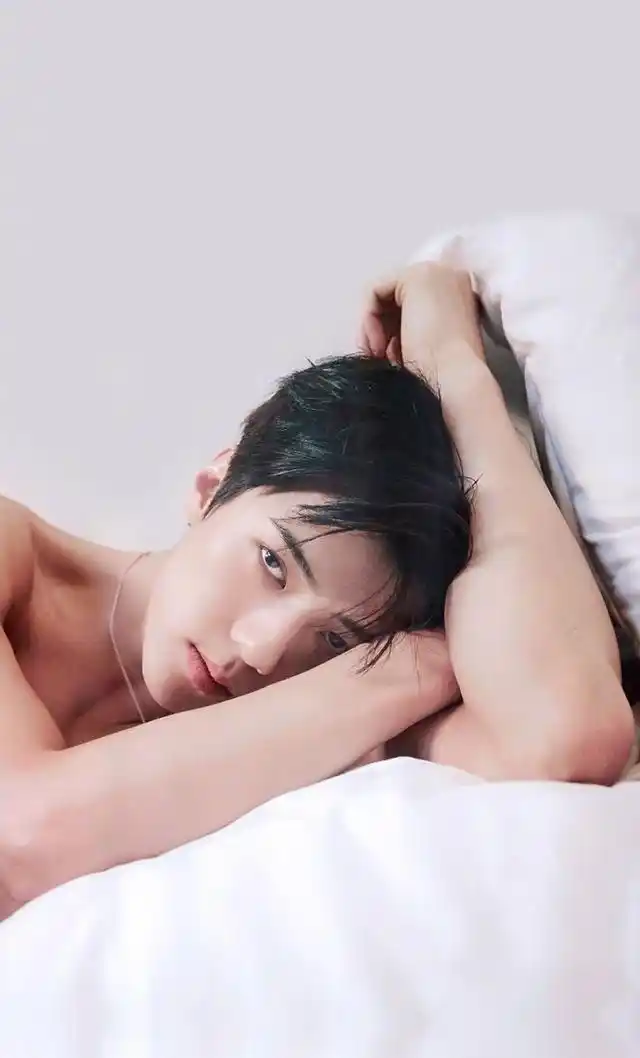 听说发exo成员世勋的腹肌照可以大火,小奶包的神颜真的好帅!