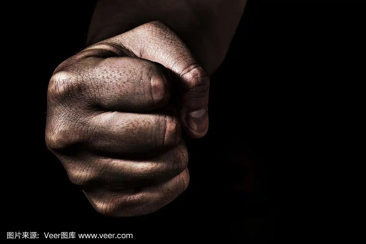 有力地握住拳头