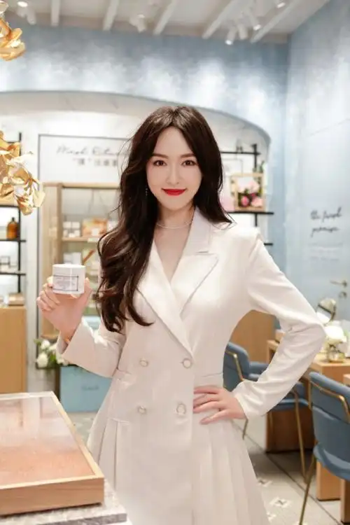 唐嫣穿西装裙开心营业,115cm大长腿太优越