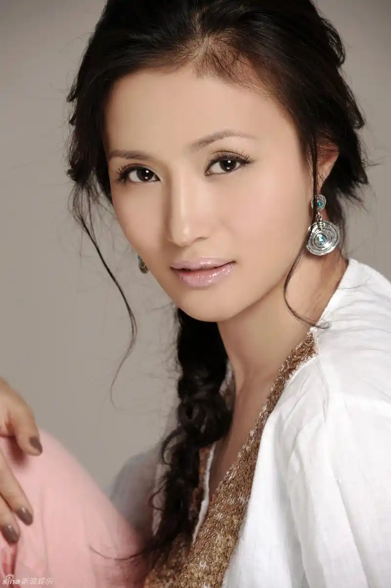 组图:"欣贵人"万美汐推写真 性感露背_高清图集_新浪网