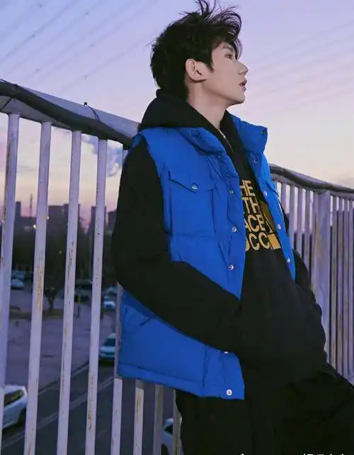 王源诠释全新运动风,连帽卫衣,蓝色马甲,展现少年独特个性_天台_层次