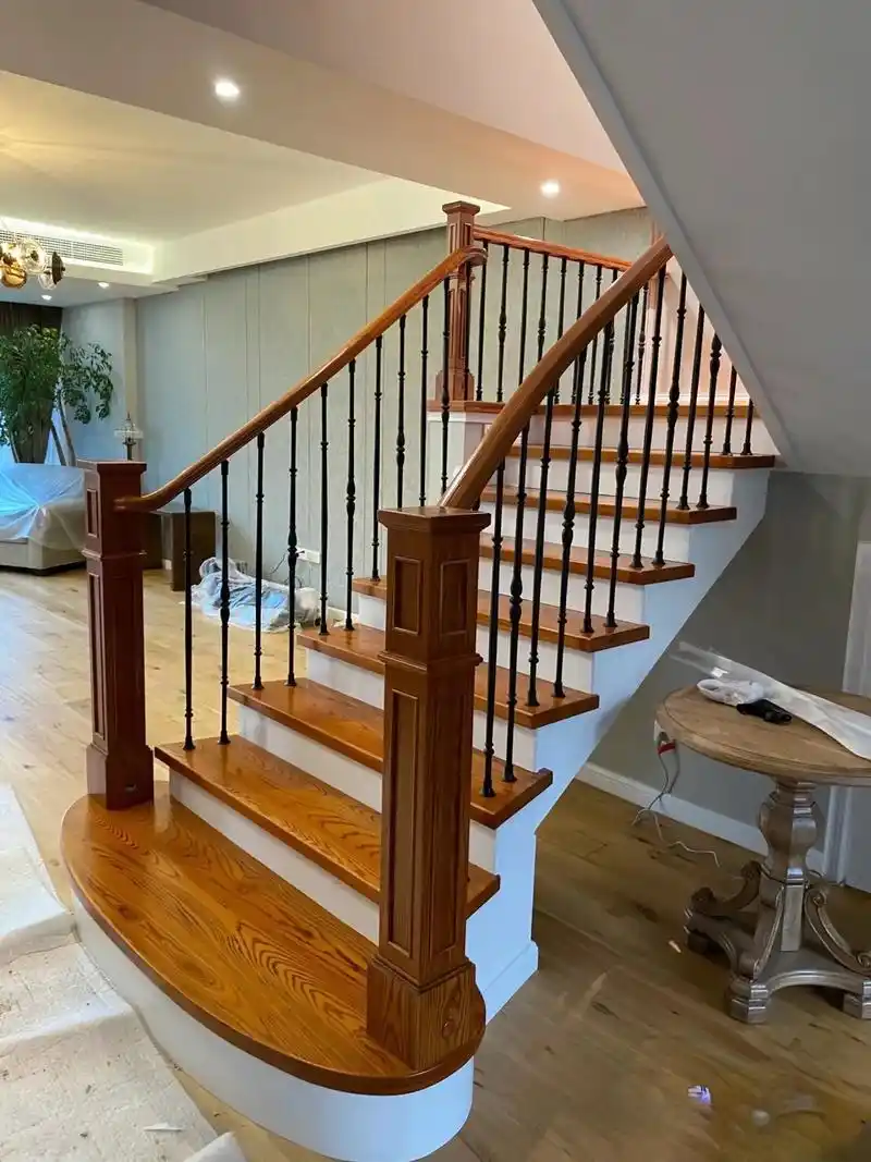 红橡原木楼梯来咯09.颜色:柚木色加白色立板 材质:实木红橡 - 抖音