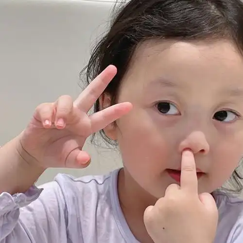 一看到我拍她挖着鼻孔都要比70