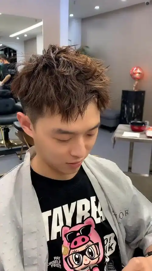 两侧清爽干净立体,蓬松纹理线条感简约而不失帅气型男发型青岛中长发