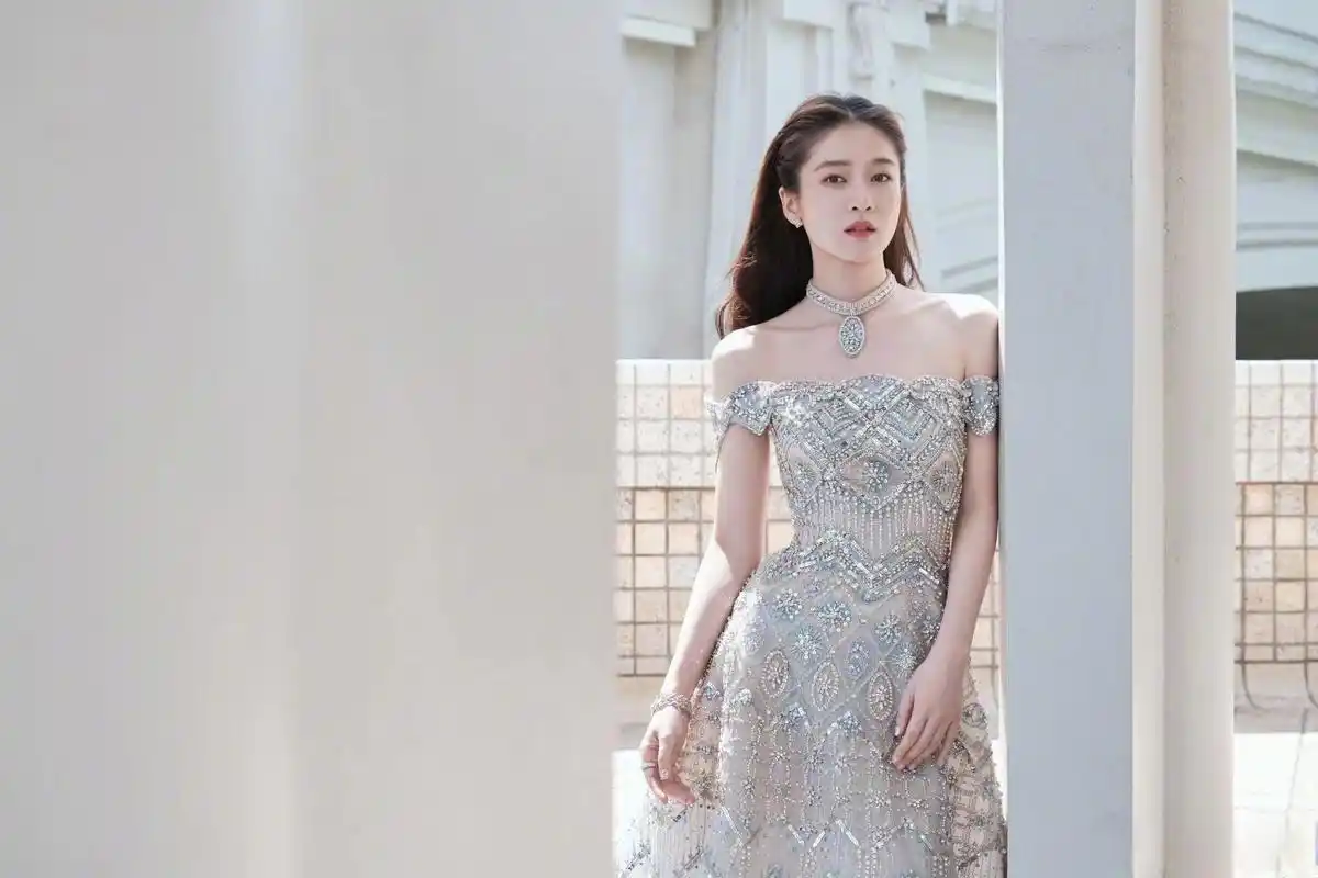 张雪迎礼服好闪 波光细闪映衬娇俏脸庞,宫廷风礼服高贵典雅,第二套