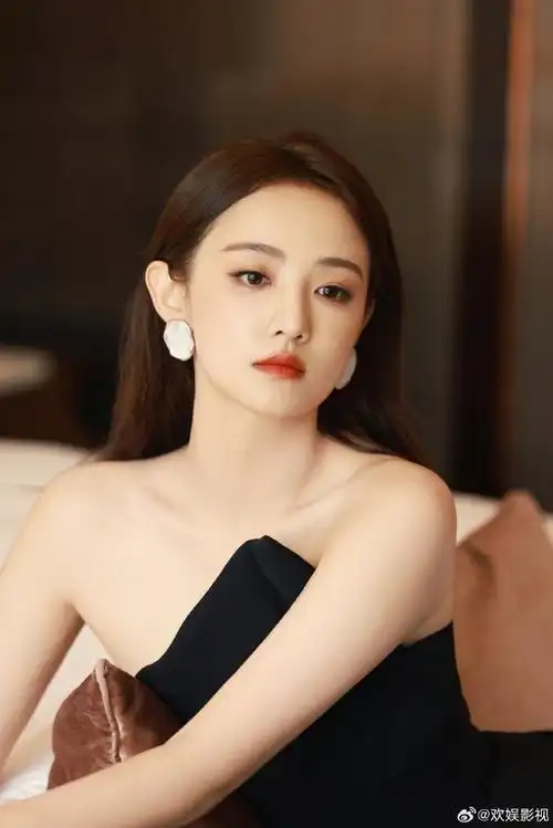 欢娱影视演员@吴佳怡_six今日出席第37届大众电影百花奖颁奖典礼.