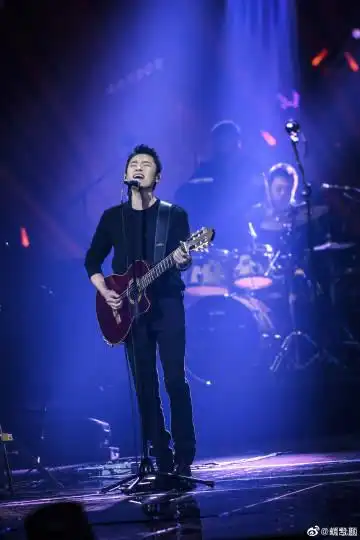 梁博[超话]#此时此刻,耳机里正放着想念. 来自頔兮颜 - 微博