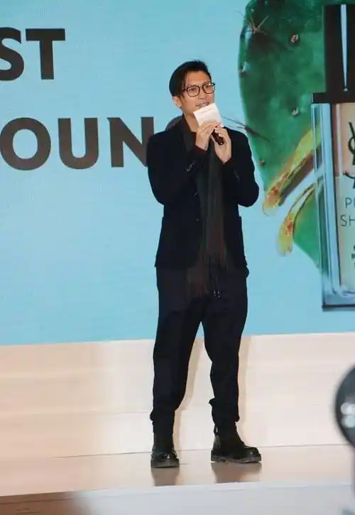 我们看到谢霆锋脚上这双短靴鞋跟还是蛮厚实的,我们知道,谢霆锋的身高