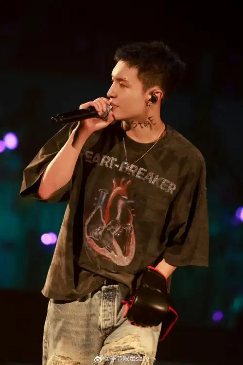 是谁的快乐来了95蓝色碎盖发型好帅!期待上了#张艺兴巡演上海官宣