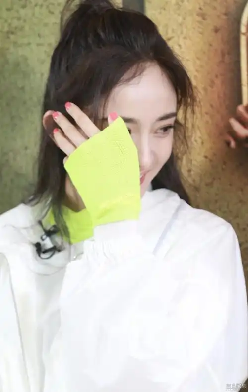 照,因为与内地四小花旦之首杨幂的相似度高达95%,被人称为"小杨幂"