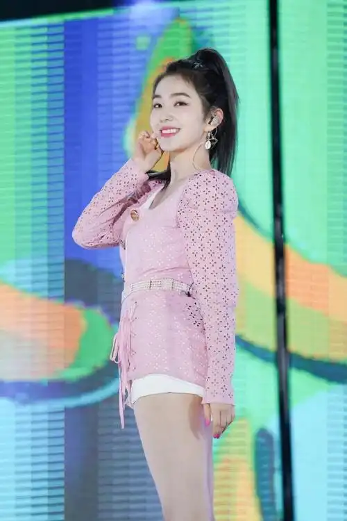 卡通图案小背心童趣十足,搭配牛仔短裤俏皮可爱,黄色格纹小吊带则青春