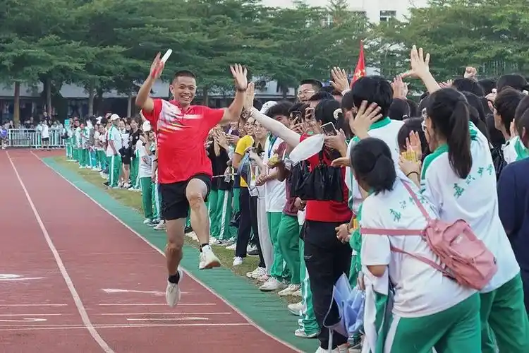 嘉积中学举行第54届体育运动会_腾讯新闻