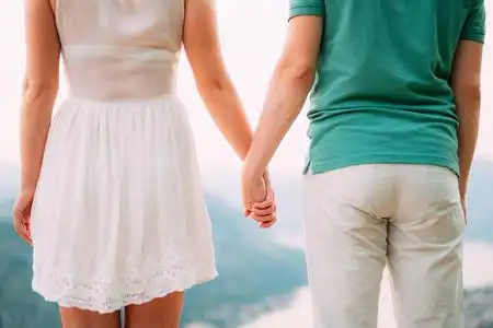 情侣手牵手在山中.新婚夫妇在山照片